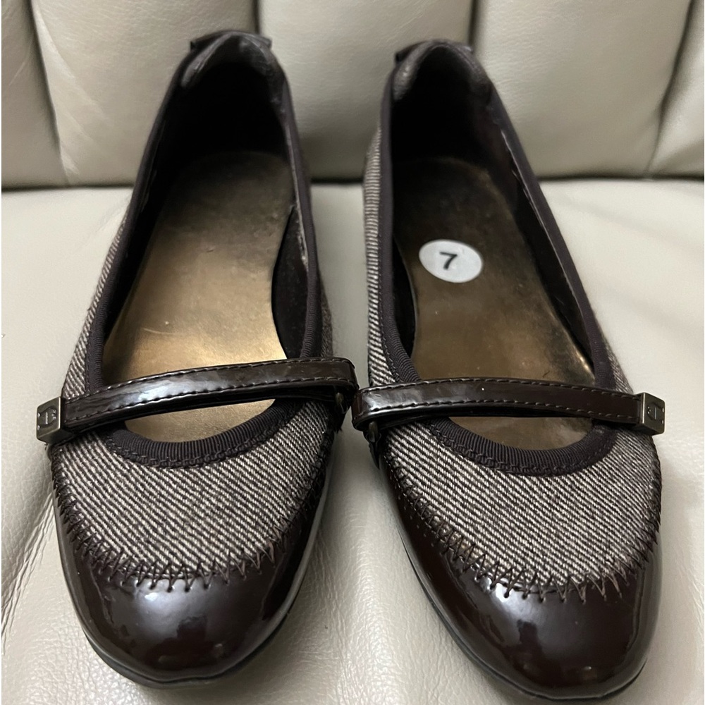 Etienne Aigner flats